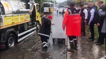 Bazı kesimlerde sağanak etkili oluyor - Okmeydanı yol açma çalışmaları - İSTANBUL