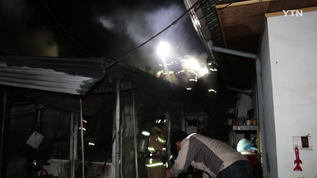 전북 김제 주택창고 불...1명 화상 입어 병원 이송 / YTN