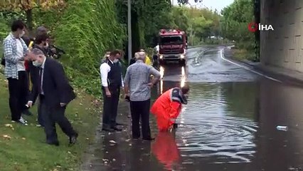Yağıştan dolayı yolda mahsur kalan araçlara itfaiye müdahale etti