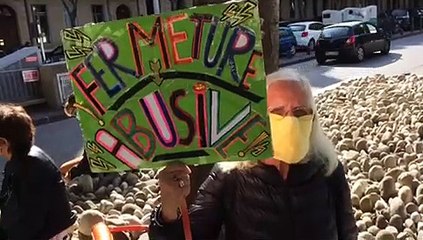 Les restaurateurs et patrons de bars manifestent devant le tribunal administratif