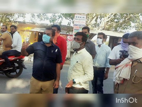 बिना मास्क के दुकान पर बैठे दुकानदारों के काटे चालान