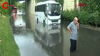 Okmeydanı'nda servis minibüsü ve otomobil mahsur kaldı