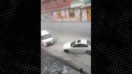 Şiddetli yağışın vurduğu İstanbul'da araçlar böyle sürüklendi!
