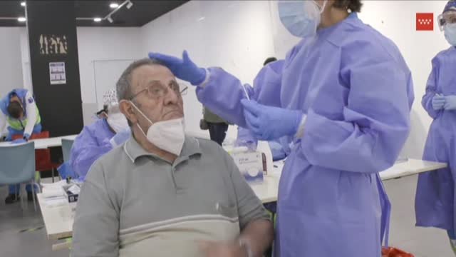 Pocos vecinos en el primer día de test en Puente de Vallecas