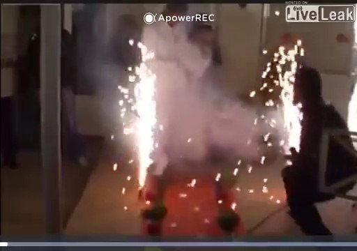 Trop de pétards et fumigènes, ce mariage est une cata