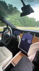 Une Tesla autonome... mais vraiment autonome, sans conducteur sur l'autoroute