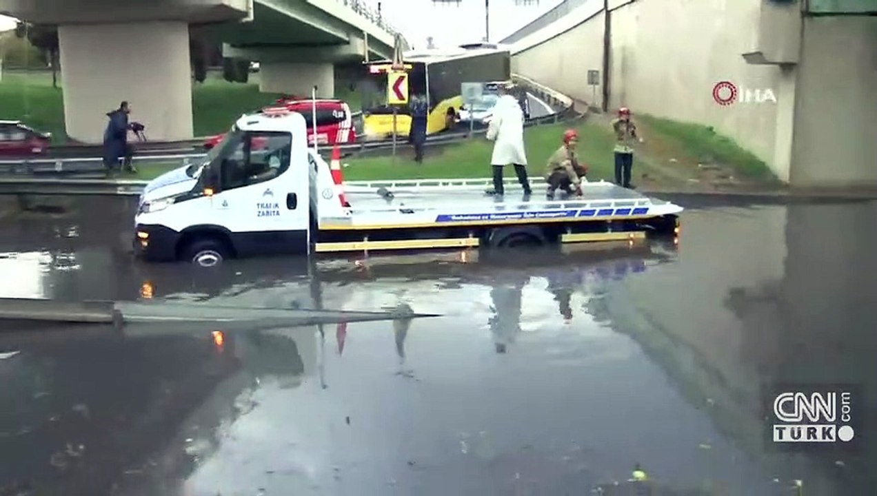 İstanbul'da sağanak sonrası alt geçidi su bastı
