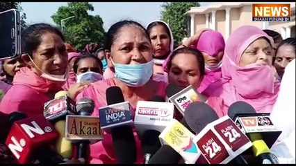 ਗੁਲਾਬੀ ਸੂਟ ਪਾਕੇ ਬੀਬੀਆਂ ਨੇ ਹਿਲਾਤਾ ਕੈਪਟਨ ਦਾ ਤਖ਼ਤ, ਮਹਿਲਾ ਪੁਲਿਸ ਵਾਲੀਆਂ ਨਾਲ ਪੈ ਗਿਆ ਪੇਚਾ