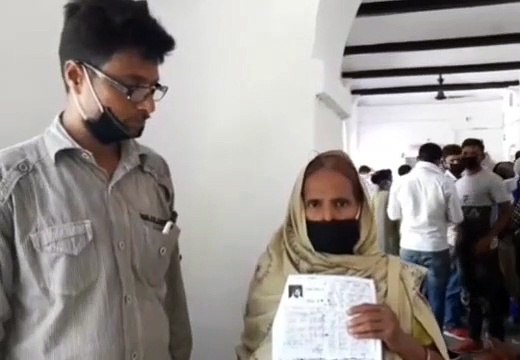 राशन कार्ड के लिए दर-दर भटक रही पीड़ित महिला, प्रशासन नहीं कर रहा है कोई मदद
