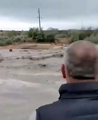 Alluvione in Moldavia, auto trascinate dall'acqua a Comrat