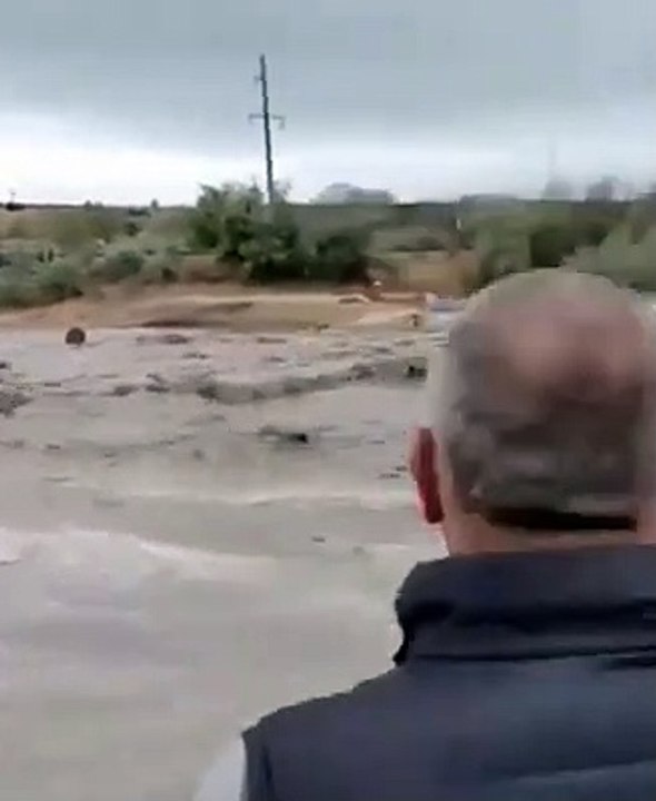Alluvione in Moldavia, auto trascinate dall'acqua a Comrat