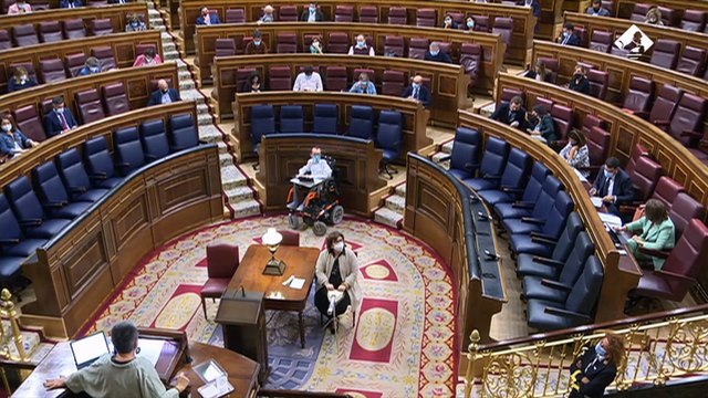 Espinosa de los Monteros (Vox) pide que María Dantas (ERC) quite de su tablet una pegatina en la que pone ForaVox