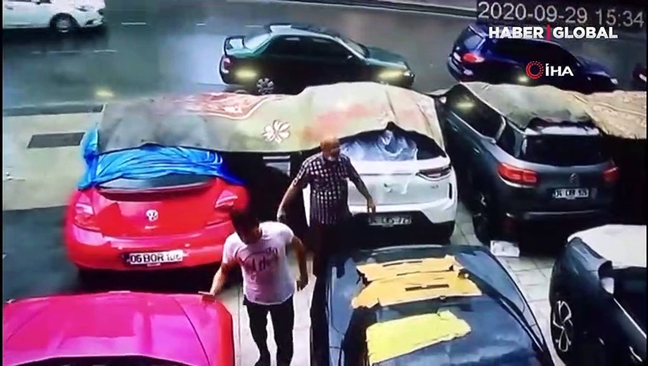 İstanbul'da dolu yağışında milyonluk lüks araçlar zarar gördü