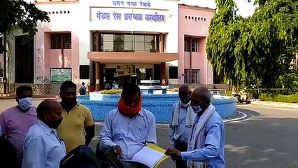 रेलवे पुलिया को रेलवे द्वारा किया जा रहा बंद