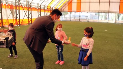 Yurdun dört bir yanından gönderilen ürünler Ağrılı öğrencilere ikram edildi