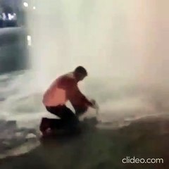 Il tente désespérément de stopper une bouche d’incendie ouverte