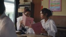 Un joven diseñador revoluciona la moda de los uniformes escolares en Tailandia