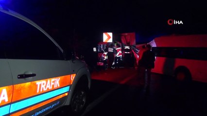 Minibüsle kamyon kafa kafaya çarpıştı: 1’i ağır 15 yaralı