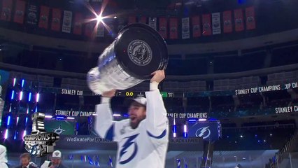 Cédric Paquette met la main sur la Coupe Stanley