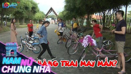 Chàng trai sẵn sàng HI SINH thân mình "nhảy" xuống hồ, hái sen làm "xe hoa" gửi tặng các nàng |LH