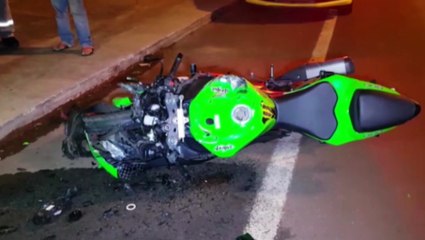 Kawasaki 600 cilindradas atinge carro na Av. Barão do Rio Branco