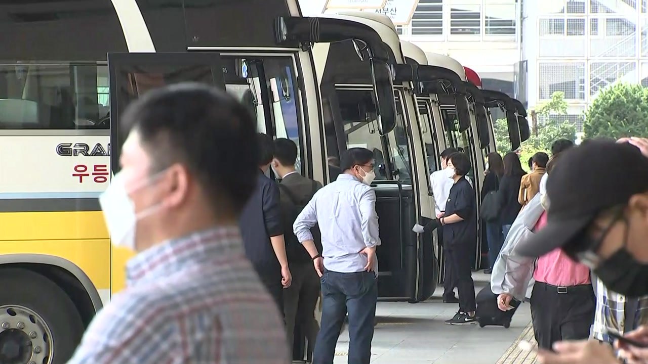 "올해는 자식 보러 대신 올라왔어요"...설레는 추석 연휴 첫날 / YTN