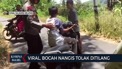 Video herunterladen: Viral Video Dua Orang Bocah Menolak Ditilang Polisi