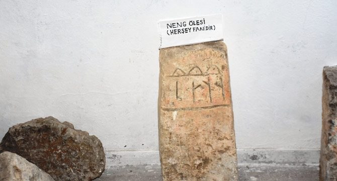 Göktürk alfabeli ‘Her şey fanidir’ yazılı mezar taşına koruma