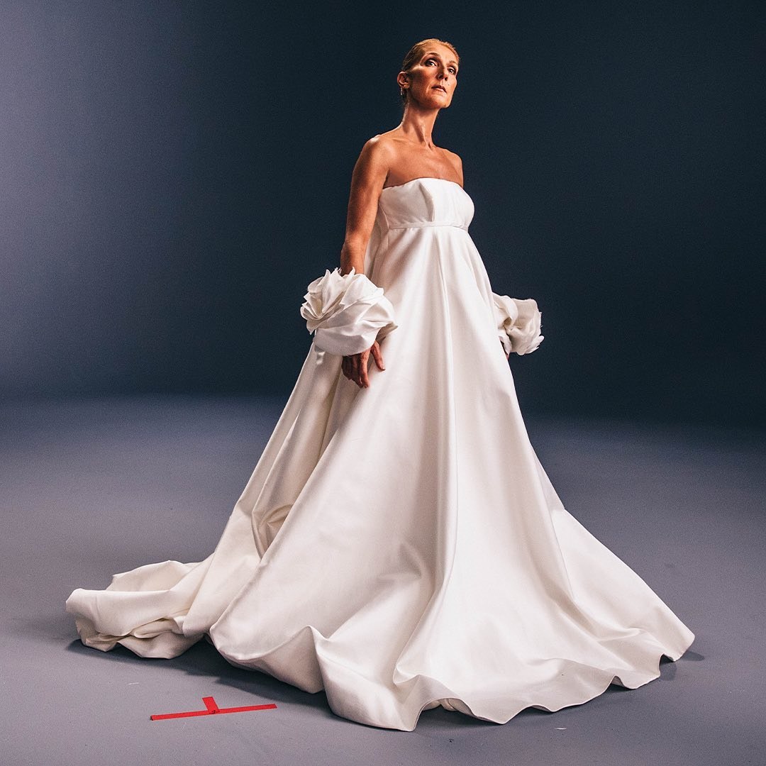 Céline Dion pose dans une magnifique robe blanche - Vidéo Dailymotion
