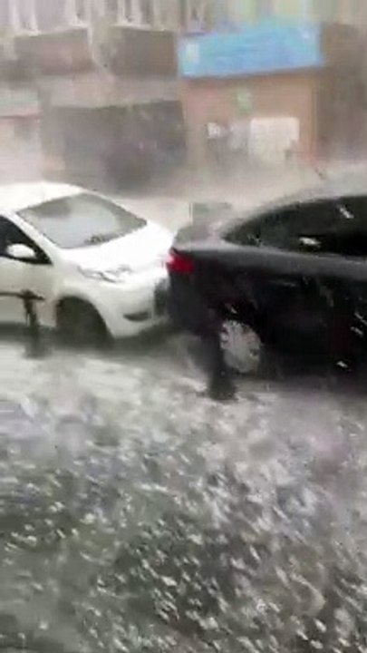 Fortissima grandinata a Istanbul, strade ricoperte di bianco