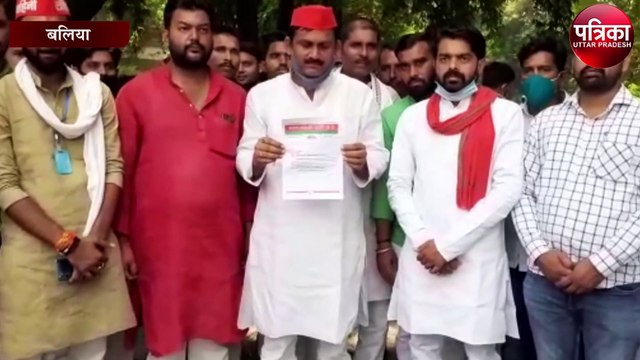कोरोना L2 हास्पिटल संचालित करने की मांग को लेकर सपाइयों ने डीएम को सौंपा ज्ञापन