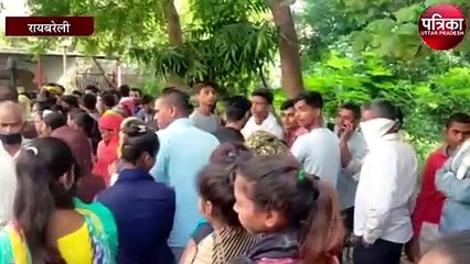 आधार कार्ड बनवाने को लेकर डाकघर में उमड़ी भीड़, टोकन ना मिलने पर किया हंगामा