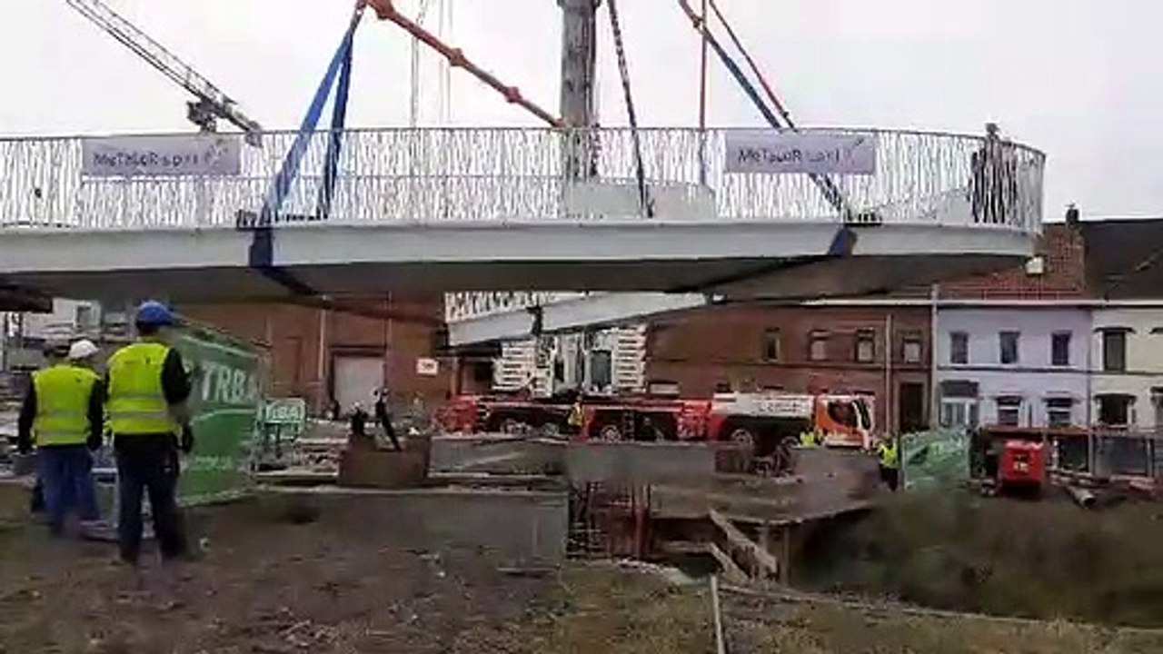 Pose de la passerelle au-dessus du canal Ath-Blaton