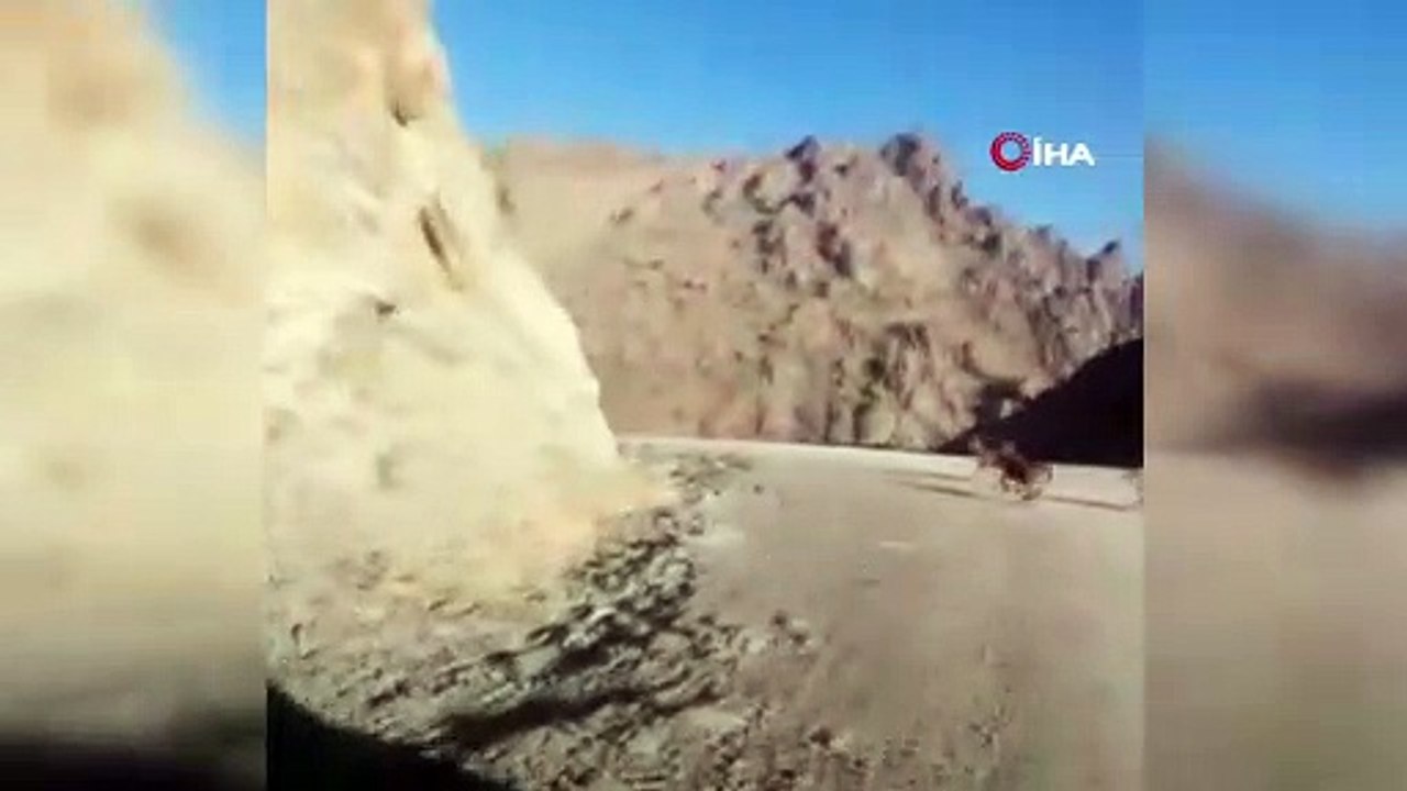 Yolun karşısına geçmeye çalışan dağ keçisi sürüsü böyle görüntülendi