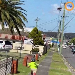 Ce pauvre enfant se fait attaquer par une pie en furie