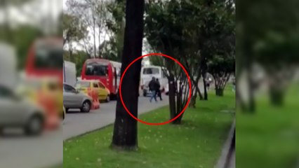 Graban cómo escapa un conductor de un intento de robo en Las Américas, en Bogotá