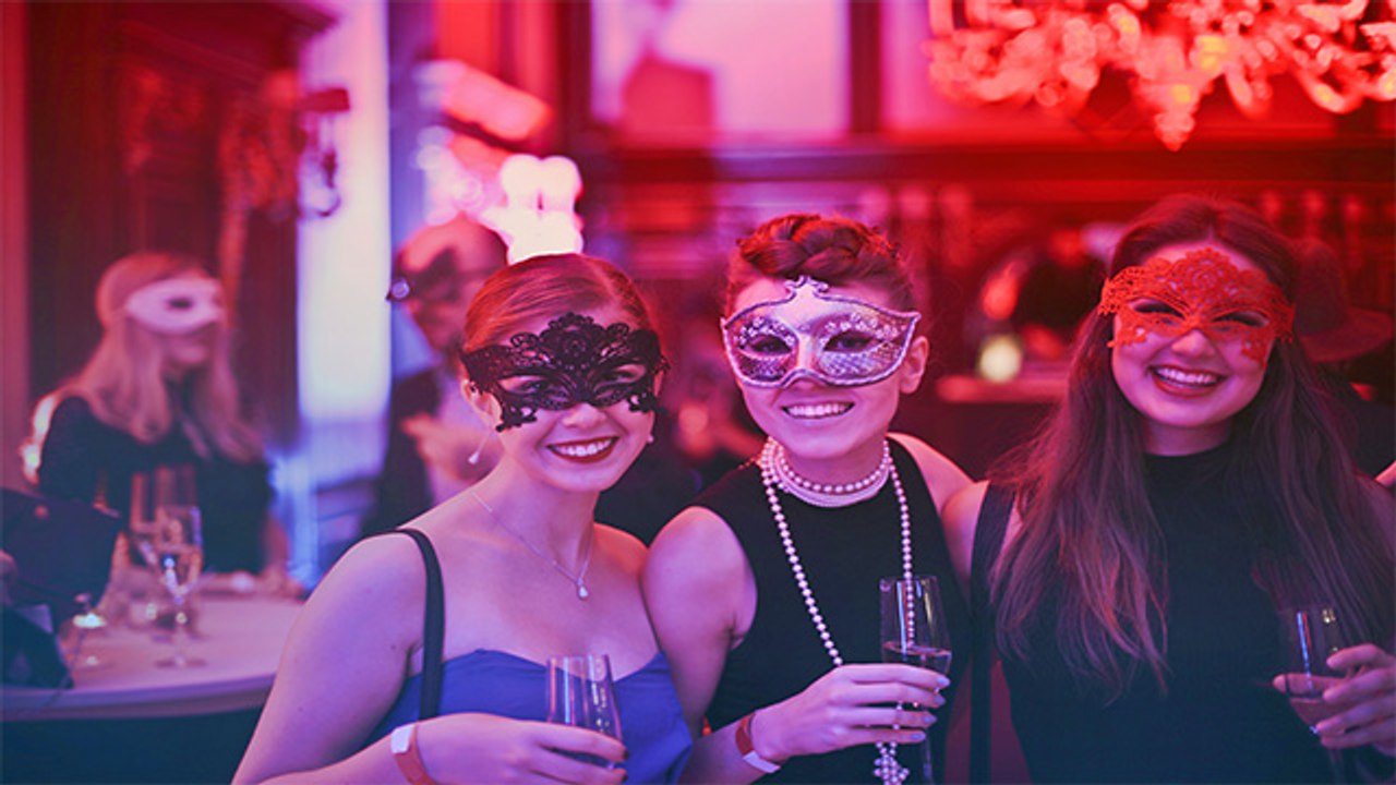 ये है World का अनोखा Night Club, जहां सिर्फ संस्कृत Songs पर Dance करते हैं लोग । Boldsky