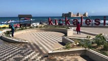 Mersin'de tatilciler güneşli havanın tadını çıkarıyor