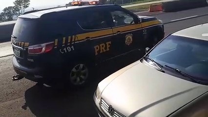 PRF de Lindoeste aprende veículo Gol que transportava drogas