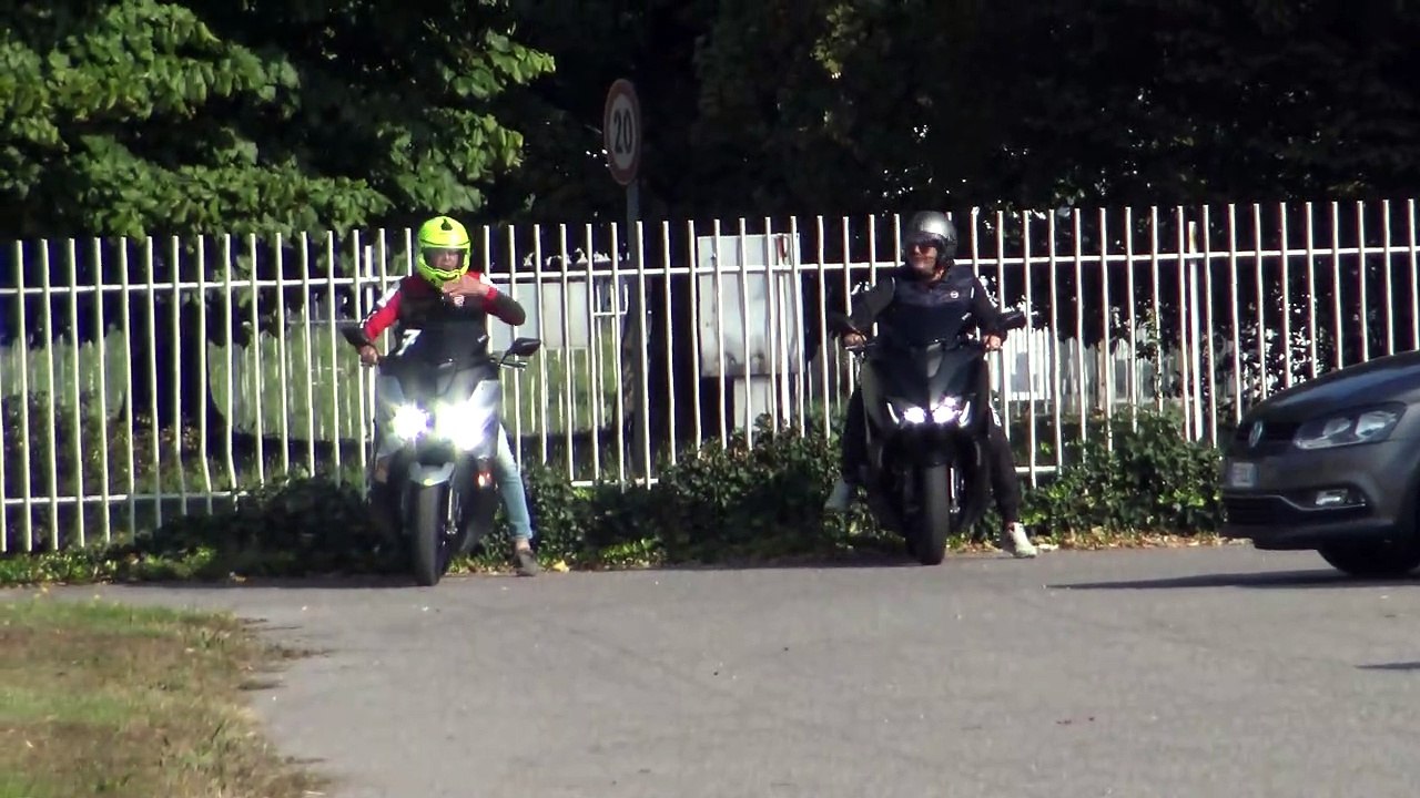 T MAX 560 FULL STOCK Vs T MAX 530 MALOSSI EQUIPPED 0 100 ROAD TEST