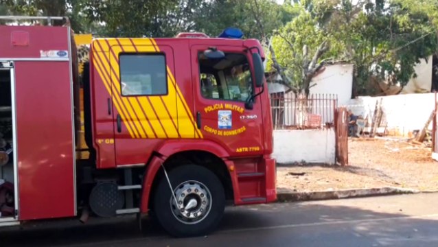 Corpo de Bombeiros realiza corte de árvore que atingiu imóvel