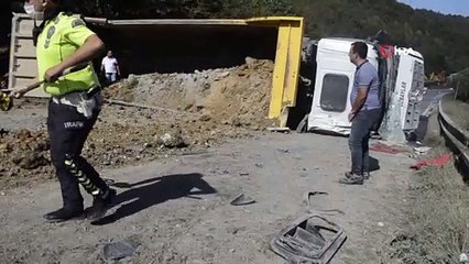 Hafriyat kamyonu yola devrildi: 1 yaralı