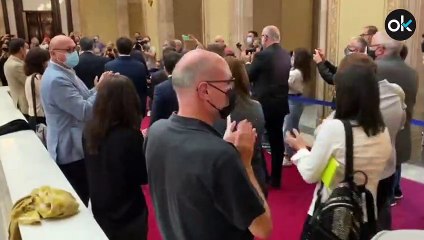 Diputados, consellers y funcionarios del Parlament ovacionan a Torra en su último pleno ya como ex presidente