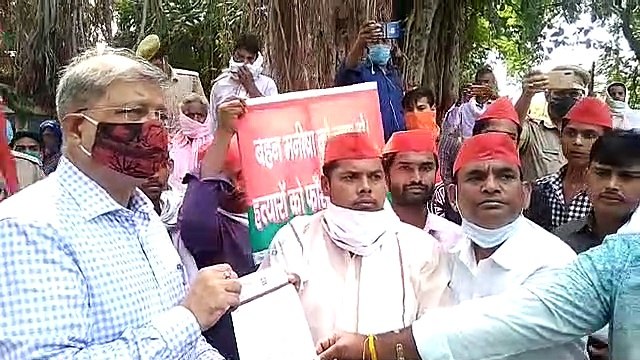यूपी में हो रहे अपराध को लेकर सपा ने सिटी मजिस्ट्रेट को सौंपा ज्ञापन पत्र