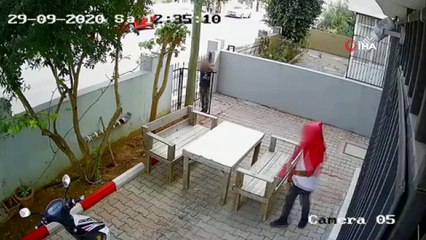 Ceketiyle başını kapatıp, ellerini kollarını sallaya sallaya böyle çaldılar