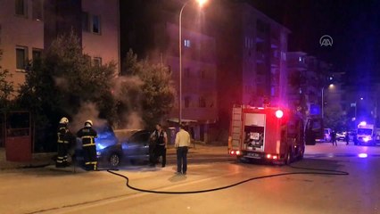 Bilecik’te park halindeyken yanan otomobil kullanılamaz hale geldi