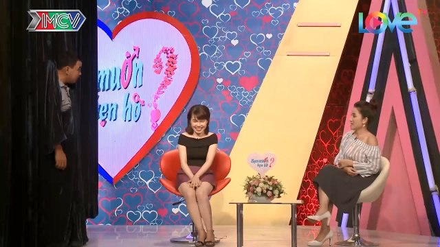 Giúp người chơi có bạn trai - Cát Tường cùng Quyền Linh dạy bạn nữ hôn môi trên Bạn Muốn Hẹn Hò.