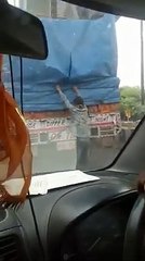 Daring robbery on a moving truck in India