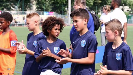 LE TERRAIN DE JEUX POUR DES ENFANTS DU MONDE ENTIERS