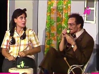 محمد صبحي وسعاد نصر عايشين في شقة صغيرة بعض الشئ - مسرحية الهمجي